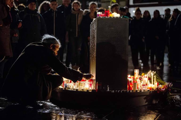 Pessoas deixam velas e flores em vigília em Halle, na Alemanha, em homenagem aos mortos no ataque em frente a uma sinagoga