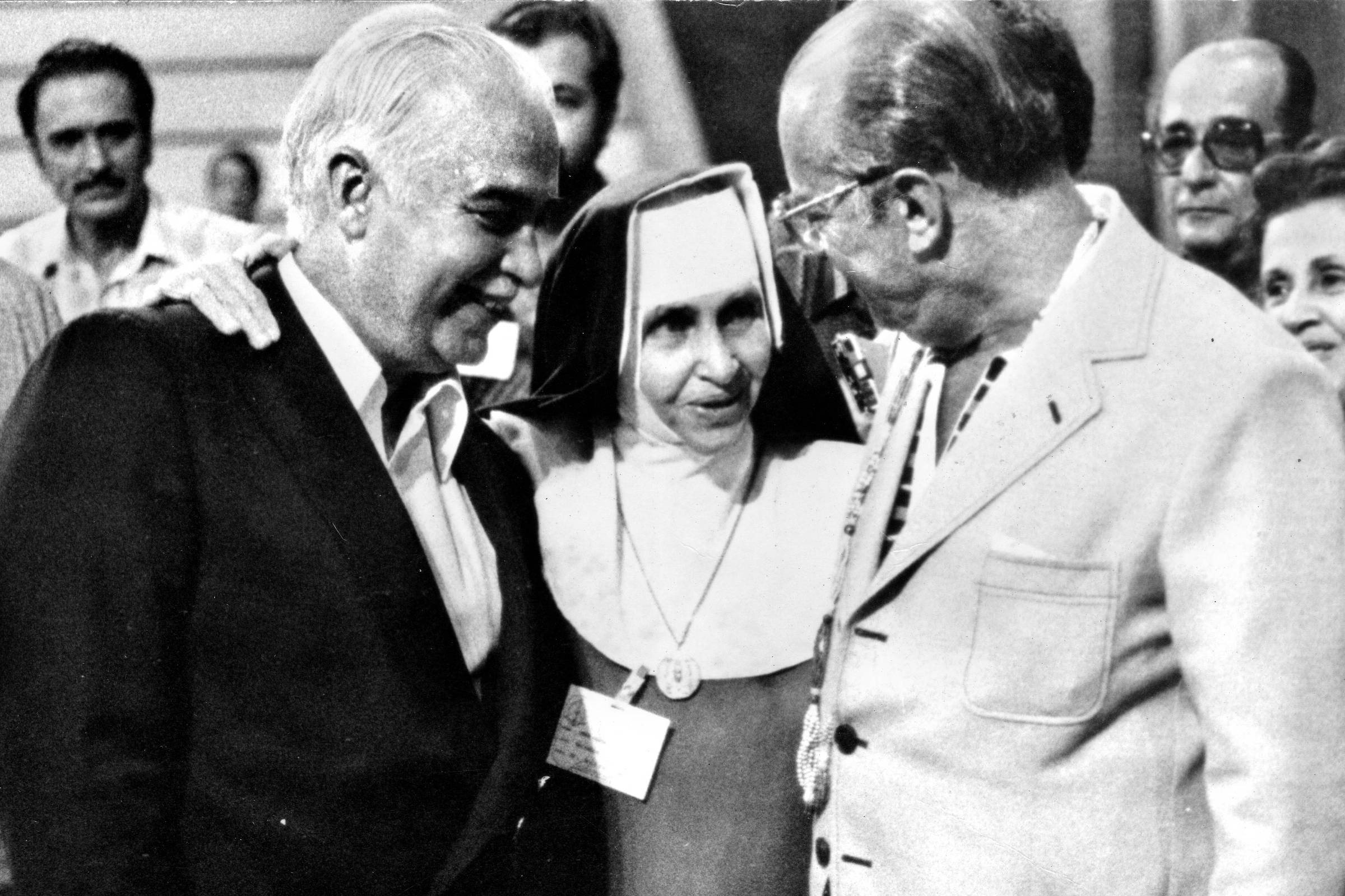 Irmã Dulce ao lado do ex-governador da Bahia e ex-senador Antônio Carlos Magalhães (esq.) e do ex-presidente João Figueiredo (dir.)