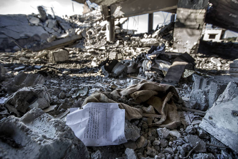 Informe do Estado Islâmico em prédio destruído em Tal Abyad, cidade síria que faz fronteira com a Turquia