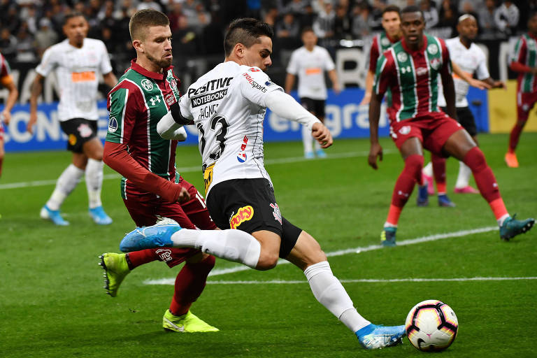 Fagner (à dir.) durante partida entre Corinthians e Fluminense pela Copa Sul-Americana