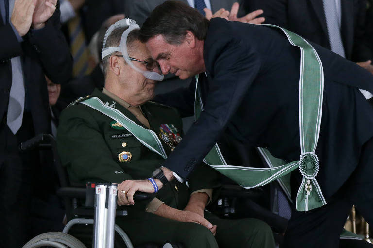 Bolsonaro e Villas Bôas na solenidade de despedida do general do Comando do Exército