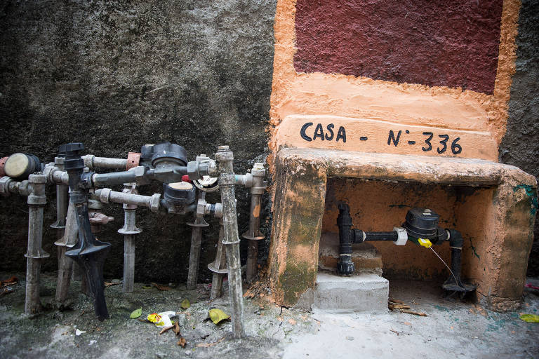 Registros de água na comunidade na rua Monte Carlo em Guarulhos, na Grande São Paulo, que tem baixo índice de saneamento