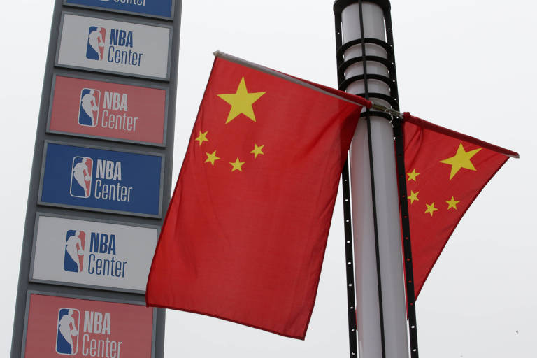 Logo da NBA e bandeira chinesa em complexo da liga na cidade de Tianjin