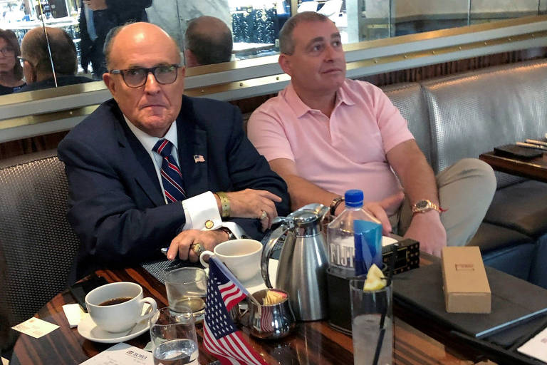 Rudolph Giuliani (à esq.) e Lev Parnas, em café no Trump Hotel, em Washington
