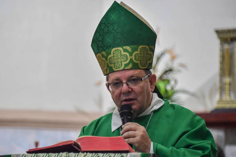 O bispo dom Wilmar Santin celebra missa em Itaituba, no Pará
