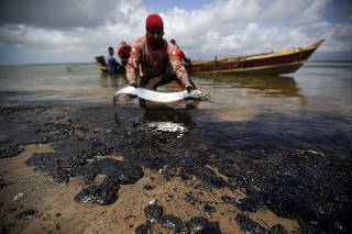 Mancha de óleo atinge praia do Viral, em área isolada de Aracaju (SE)