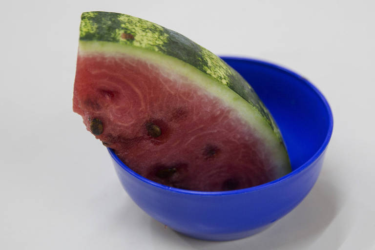 Melancia da merenda esquecida em cima da mesa após o recreio