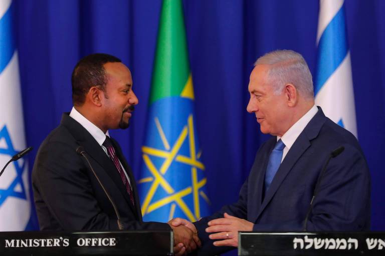 Abiy Ahmed cumprimenta o premiê israelense, Benjamin Netanyahu, em Jerusalém
