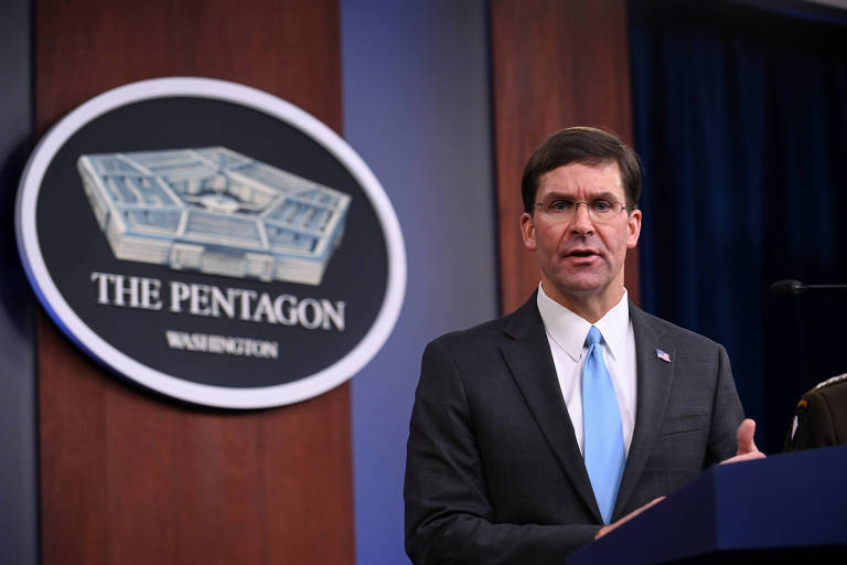 O secretário de Defesa Mark Esper durante entrevista coletiva no Pentágono, em Arlington