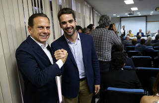 João Doria, candidato ao governo de SP, cumprimenta Eduardo Leite, candidato ao governo do RS