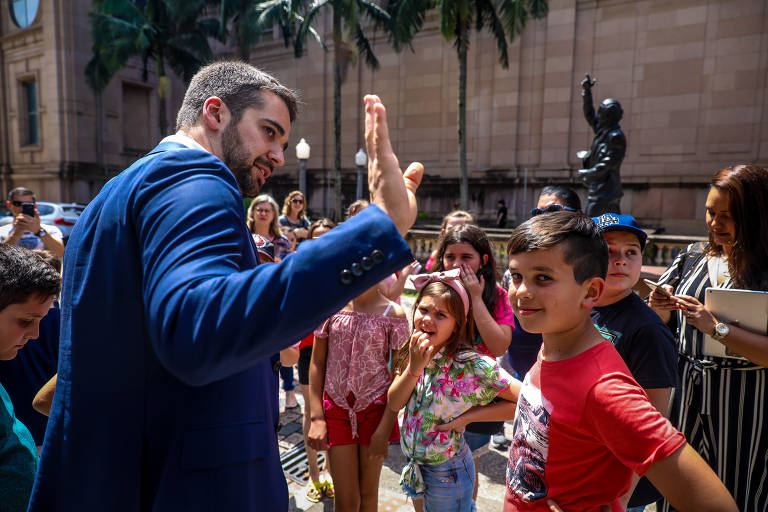 Eduardo Leite cumprimenta estudantes de escola estadual do interior do RS que foram visitar o Palácio Piratini, sede do governo gaúcho