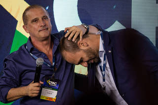 Onyx Lorenzoni afaga o deputado Eduardo Bolsonaro durante a Cpac