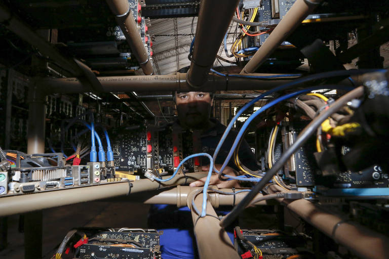 Empresa de mineração de bitcoins Coin Py, no Paraguai, tem máquinas instaladas sob canos de PVC