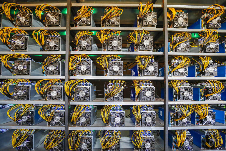 Interior da fábrica de mineração de criptomoeda da empresa MDX, em Ciudad del Este