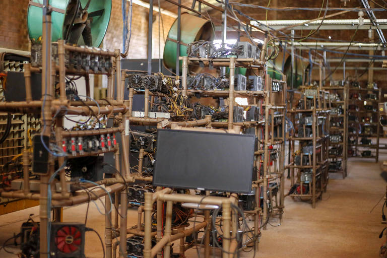 Instalações da empresa de Bitcoin Coin Py, em Ciudad del Este; temperatura no local chega a 40 graus