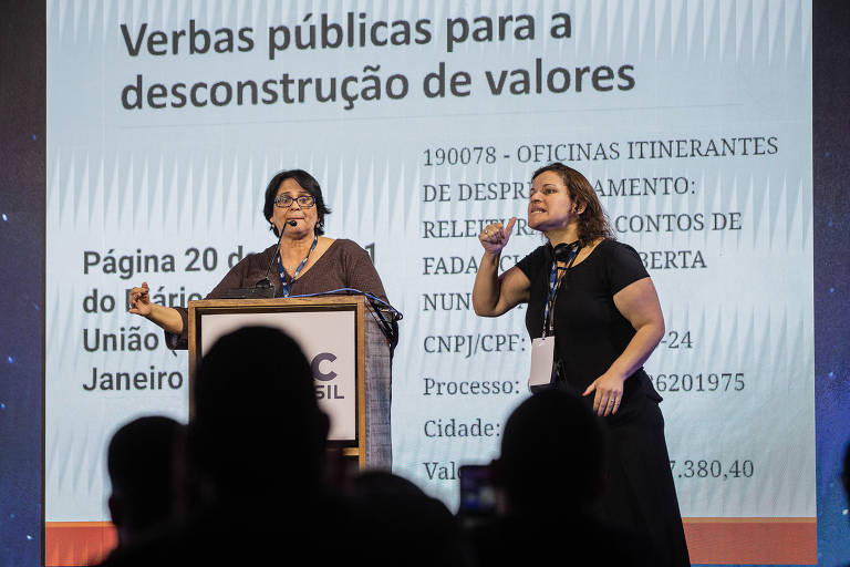 A ministra Damares Alves durante sua palestra