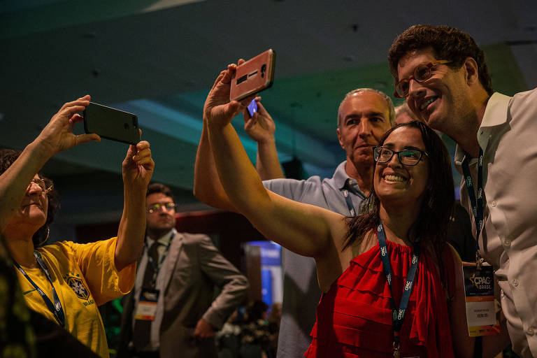O ministro Ricardo Salles (Meio Ambiente) compareceu ao evento e tirou fotos com participantes