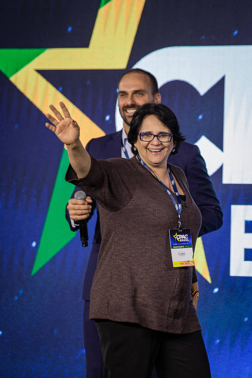 A ministra Damares Alves e o deputado federal Eduardo Bolsonaro no palco do encontro