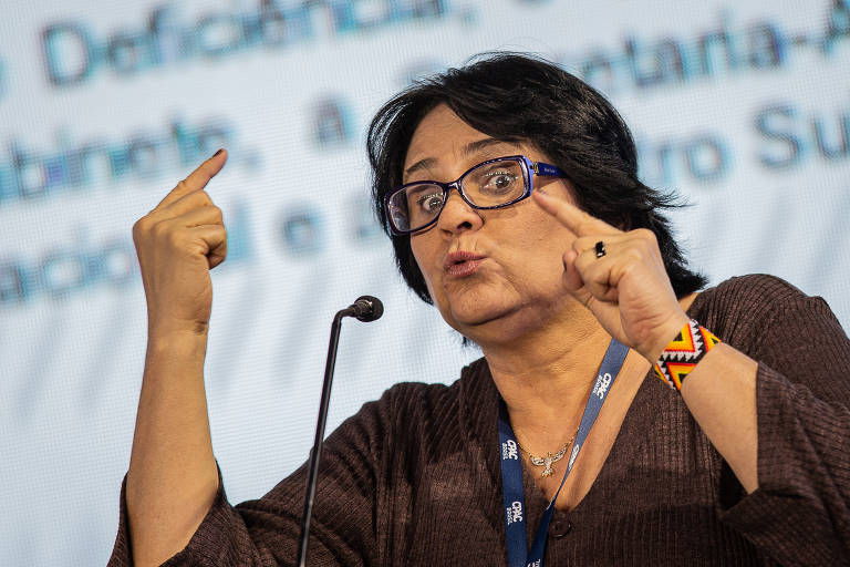 A ministra Damares Alves durante sua fala à plateia; ela disse que o governo Bolsonaro "vai dar tão certo" que deve se estender por pelo menos 12 anos