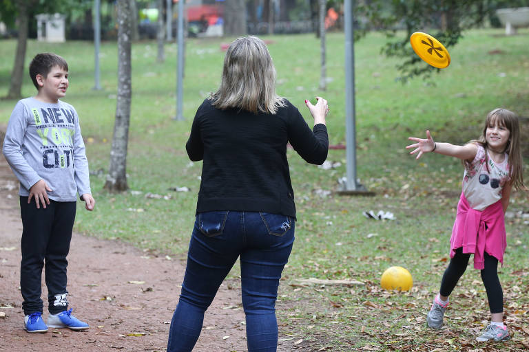 Pais resgatam brincadeiras de rua para afastar filhos de games e celulares