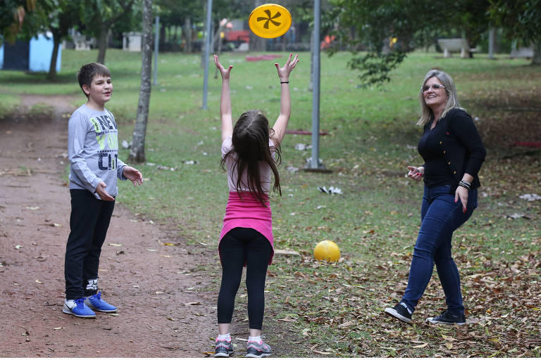 Pais resgatam brincadeiras de rua para afastar filhos de games e celulares