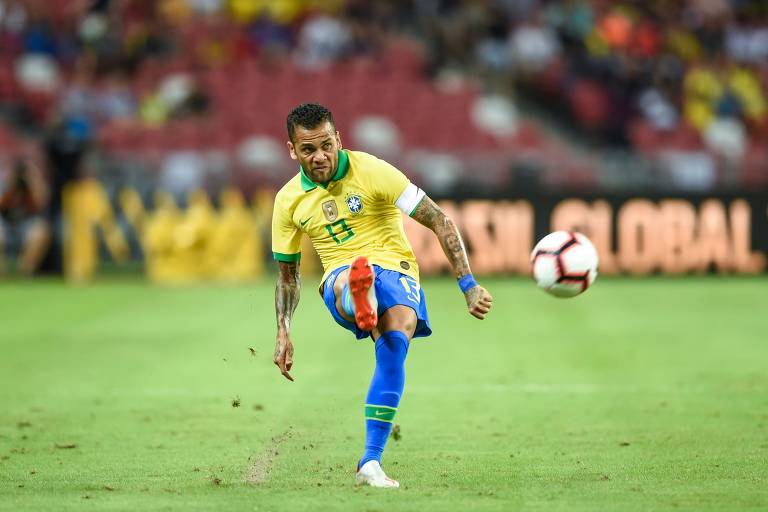 Daniel Alves cobra falta em partida contra a Nigéria, pela seleção brasileira