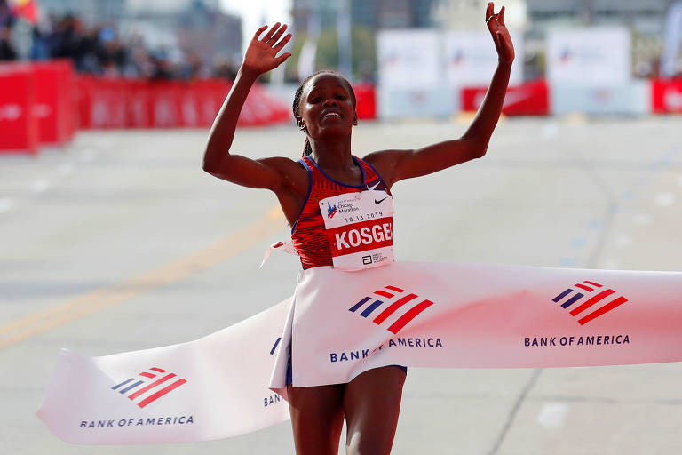 A queniana Brigid Kosgei vence a Maratona de Chicago em 2019 e se torna bicampeã do percurso