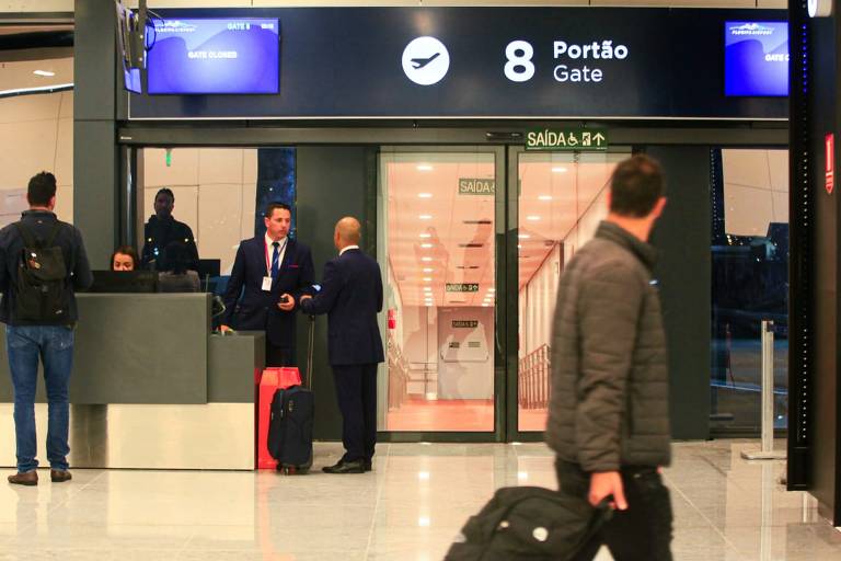 Passageiros no novo aeroporto de Florianópolis, inaugurado em outubro de 2019
