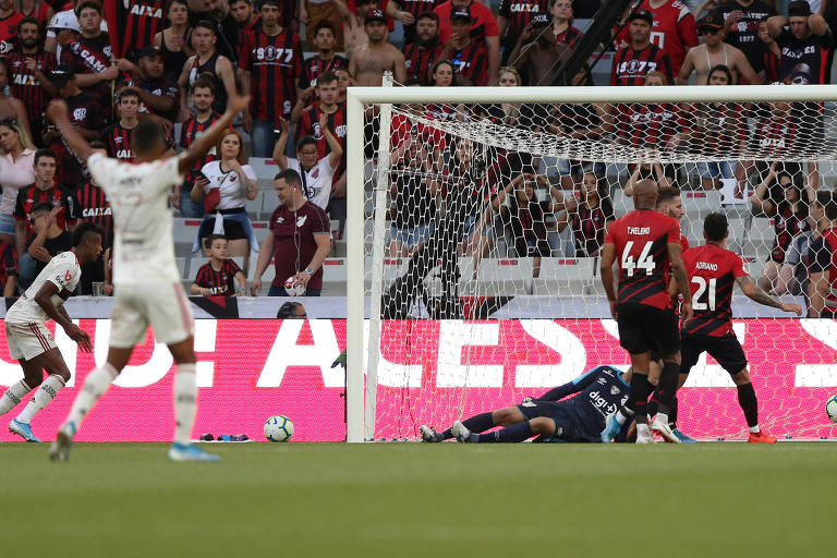 Bruno Henrique marca o segundo gol do Flamengo contra o Athletico, na Arena da Baixada, em Curitiba