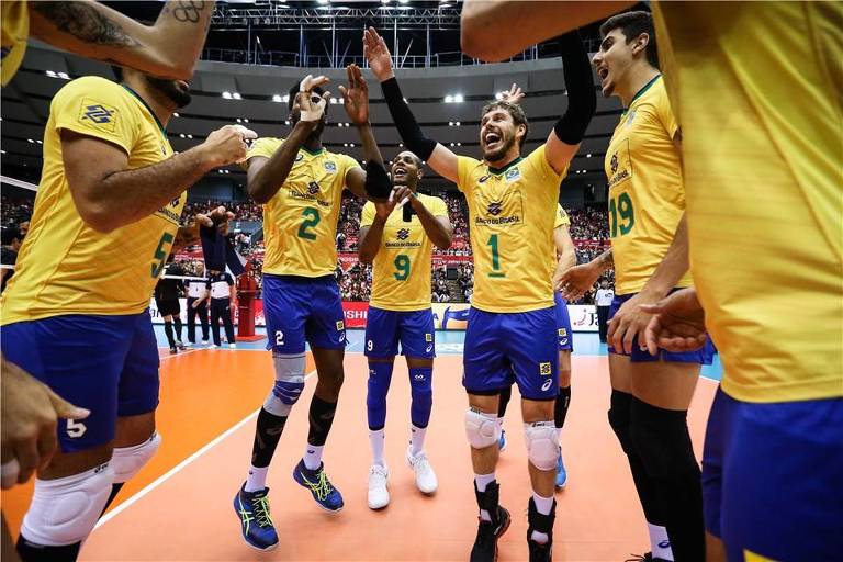 Jogadores da seleção brasileira comemoram o título da Copa do Mundo de vôlei, disputada no Japão