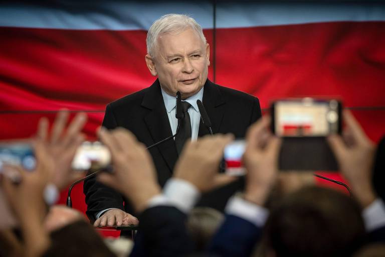 O líder do partido Lei e Justiça, Jaroslaw Kaczynski, celebra resultados de boca de urna na Polônia em comitê em Varsóvia