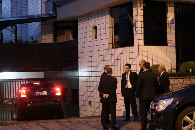 Movimentação de policiais e fiscais da Receita Federal em frente ao prédio do ex-presidente Lula, em São Bernardo do Campo (SP), durante a 24ª fase da Lava Jato, em 2016. O petista foi levado para depor na ocasião 