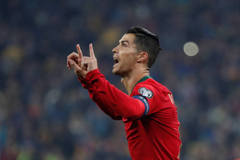 Ronaldo comemora o gol português na derrota por 2 a 1 em Kiev