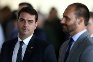 Senador Flávio Bolsonaro (PSL-Rio) ao lado de seu irmão, o deputado federal Eduardo