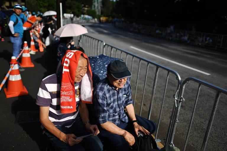 Expectadores se protegem do calor durante evento teste da maratona para os Jogos de Tóquio