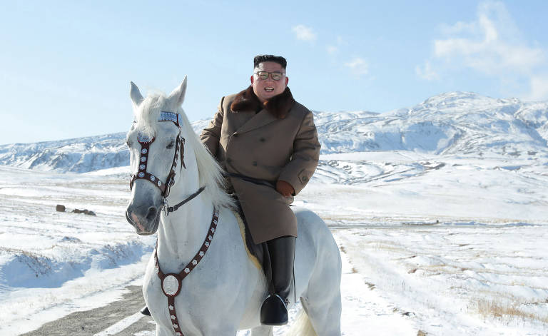 Foto divulgada por agência de notícias norte-coreana mostra o ditador Kim Jong-un passeando a cavalo na primeira neve da estação no Monte Paektu