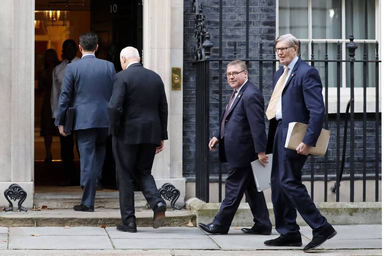 Em fila, parlamentares britânicos entram na residência oficial do primeiro-ministro para serem informados do estado das negociações com a União Europeia 