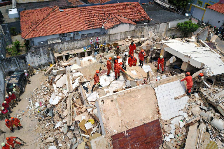 Bombeiros localizam 9º corpo em escombros de prédio em Fortaleza e encerram buscas