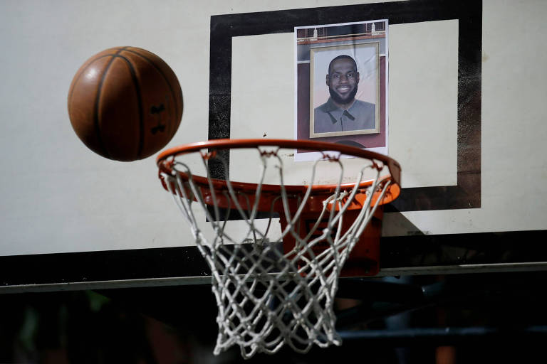Manifestantes de Hong Kong colocam foto de LeBron James em tabela de basquete
