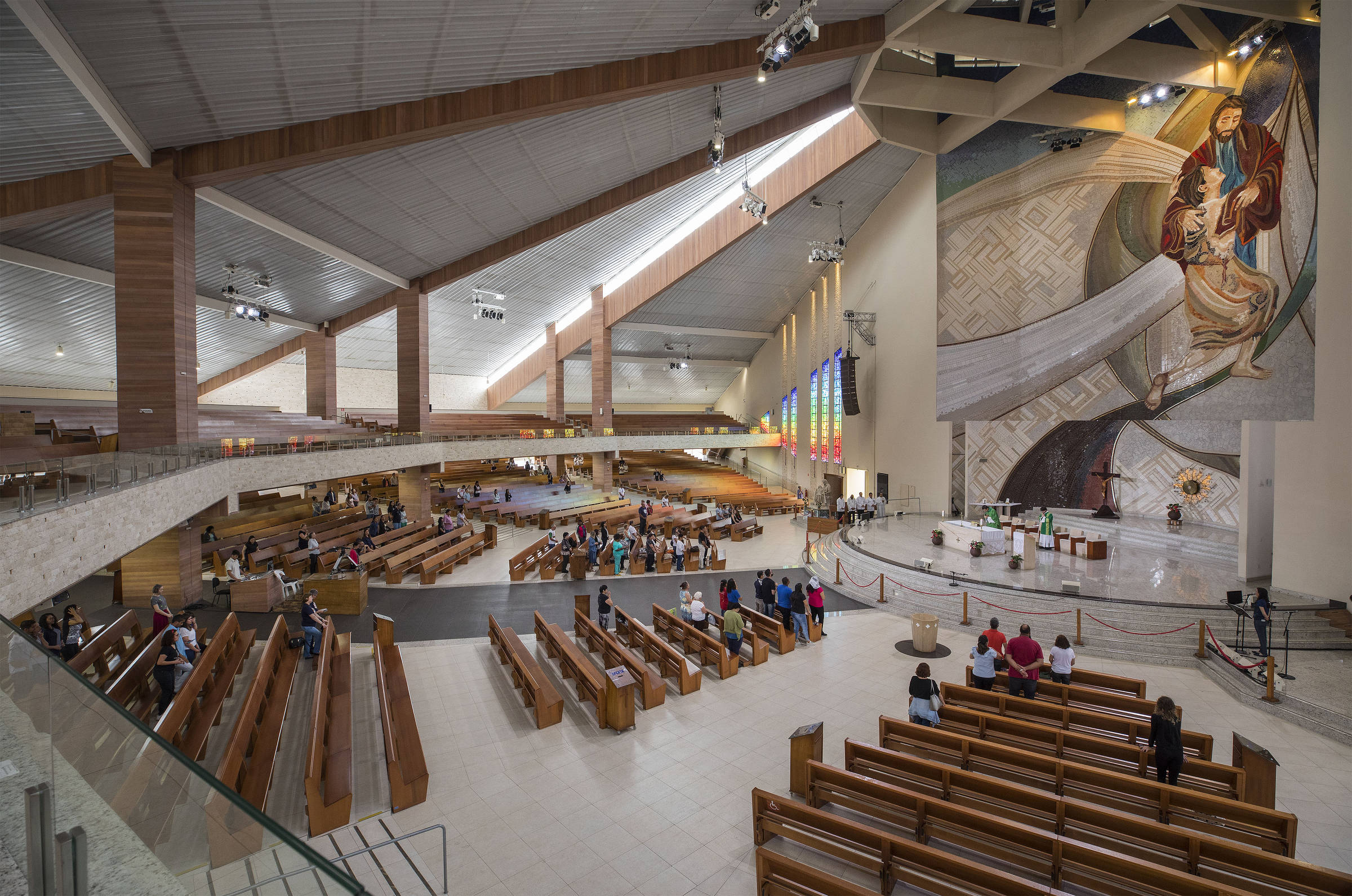 Cristãos evangélicos e católicos rezam juntos na Canção Nova