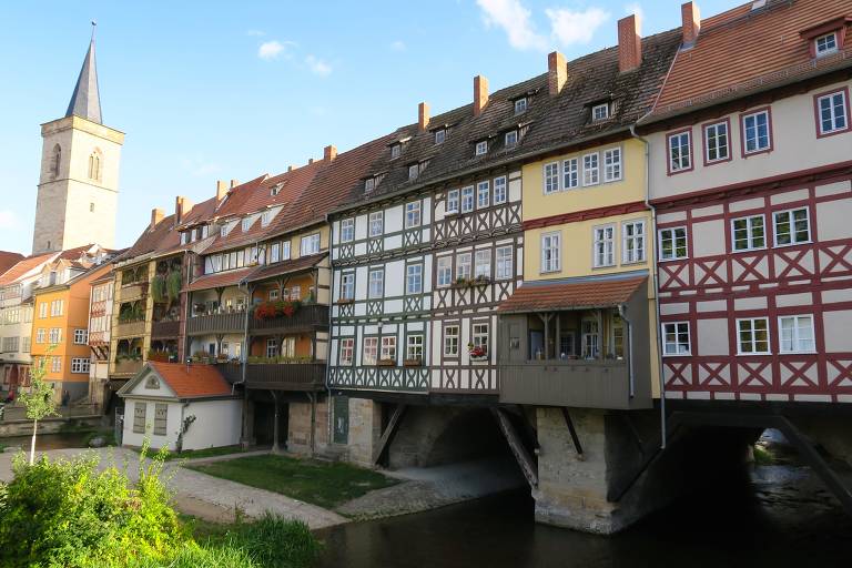 Ponte dos Mercadores, símbolo de Erfurt, cidade na antiga Alemanha Oriental