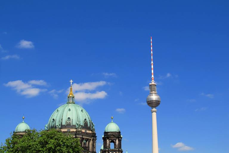 Catedral de Berlim e torre de TV de Alexanderplatz, no centro da capital alemã