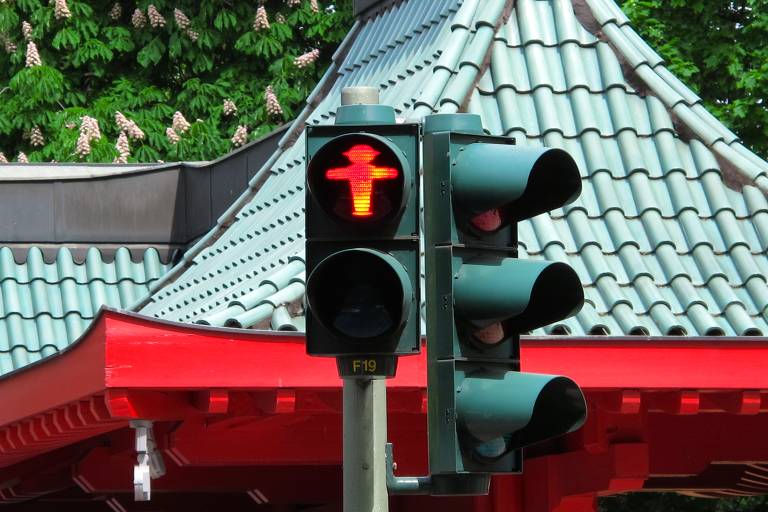 Lâmpada herdada da Alemanha Oriental em rua da porção ocidental de Berlim