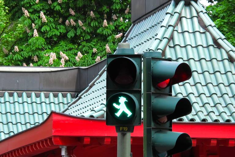 Lâmpada herdada da Alemanha Oriental em rua da porção ocidental de Berlim