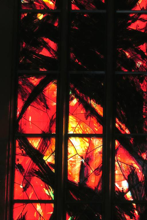 Vitral moderno na antiga igreja de São João, hoje um museu e sala de concerto, em Magdeburgo