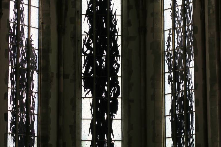 Vitral moderno na antiga igreja de São João, hoje um museu e sala de concerto, em Magdeburgo