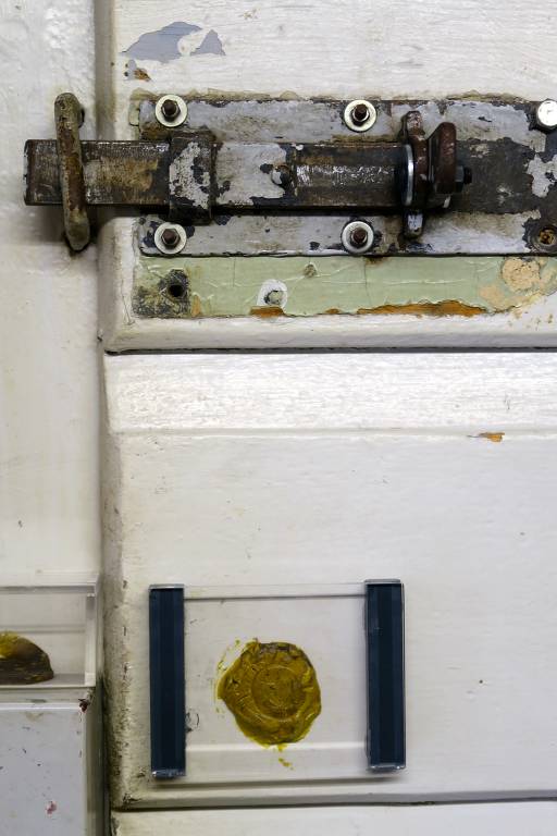 Detalhe de porta de cela na antiga prisão da Stasi, a polícia secreta da Alemanha comunista, hoje um museu, em Erfurt