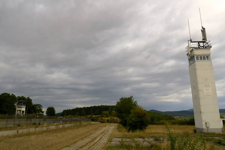 Torres de observação soviética (dir.) e americana (esq., ao fundo), na antiga fronteira em Geisa