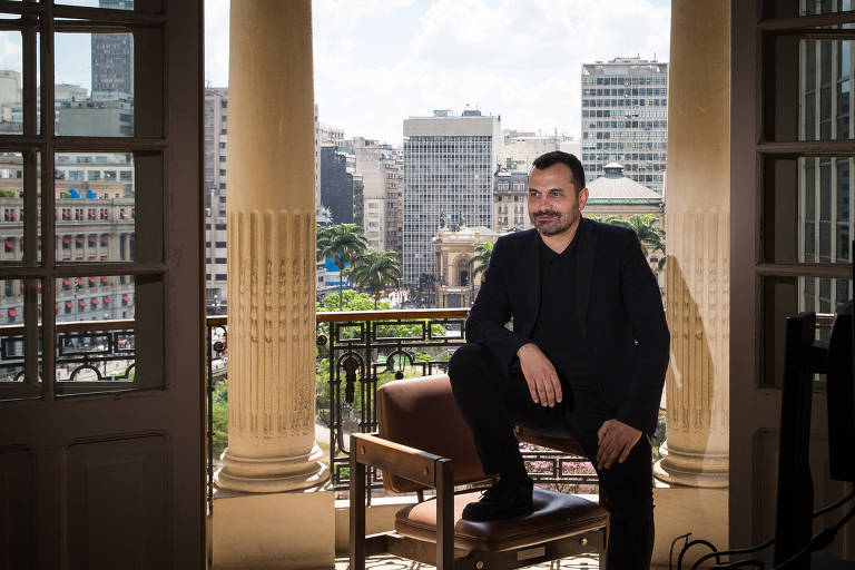 O secretário municipal de Cultura, Alê Youssef, em seu gabinete