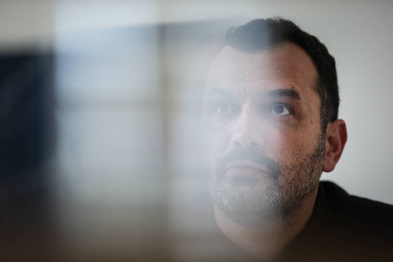 O secretário municipal de Cultura, Alê Youssef, em seu gabinete